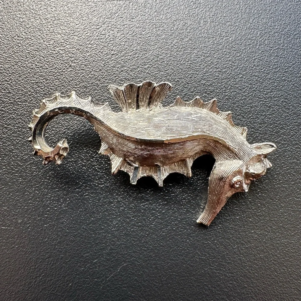 vintage, silver-toned textured seahorse brooch